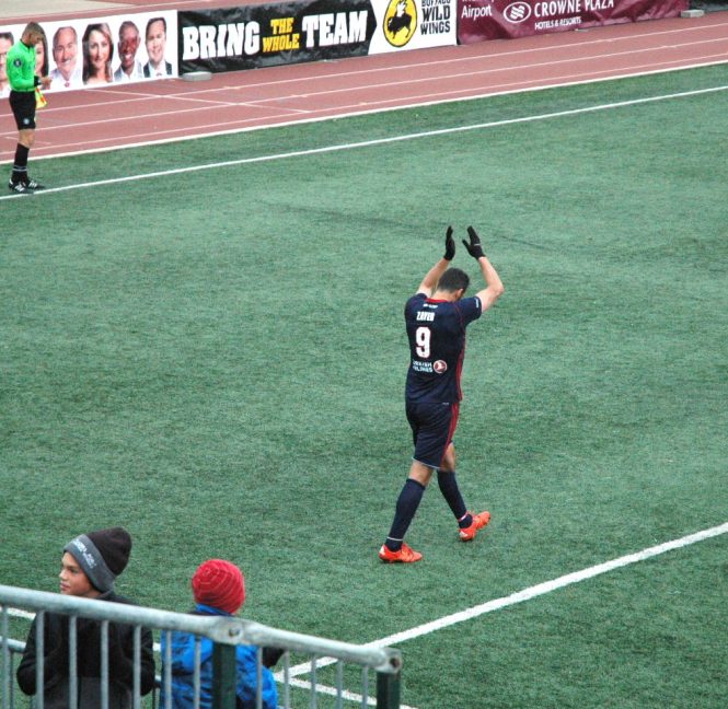 DSC_0031Eamon Clapping